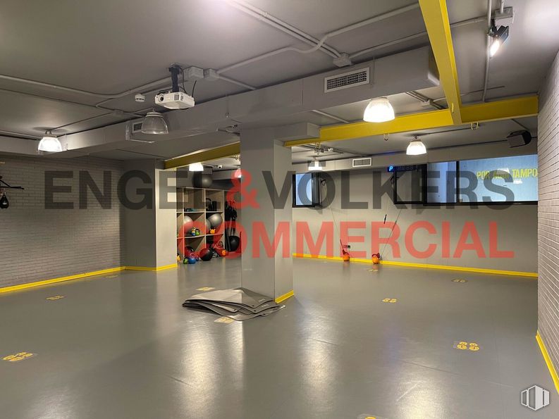 Retail for sale at Calle Velázquez, Chamartín, Madrid, 28006 with lighting, fixture, floor, flooring, fluorescent lamp, ceiling, metropolitan area, city, gas and building around