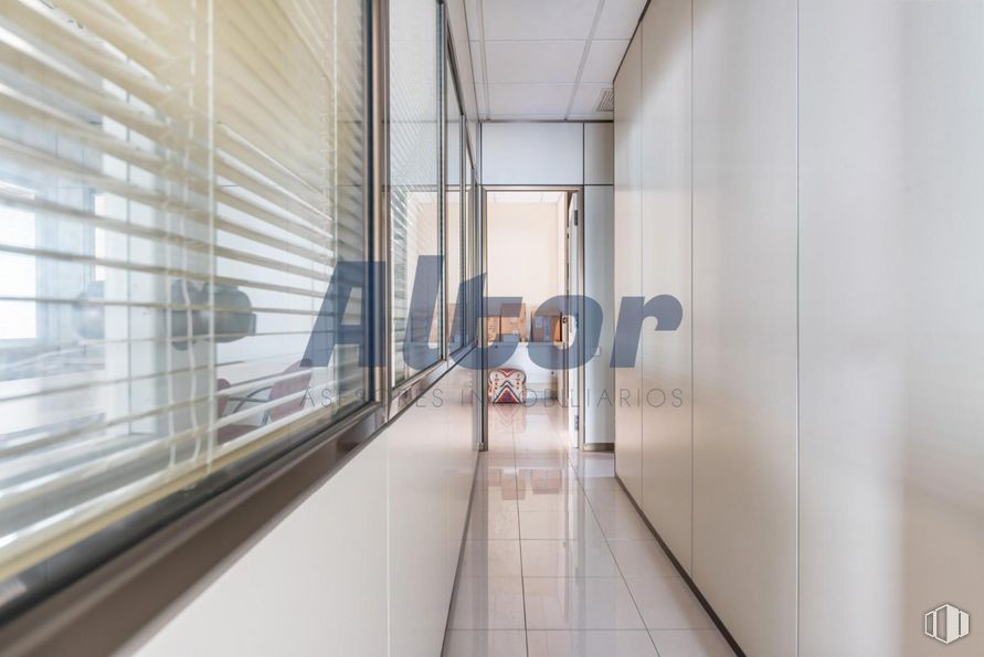 Local en venta en Calle Rocinante, Fuencarral - El Pardo, Madrid, 28034 con accesorio, madera, edificio, suelos, vidrio, material compuesto, fachada, metal, aluminio y edificio comercial alrededor