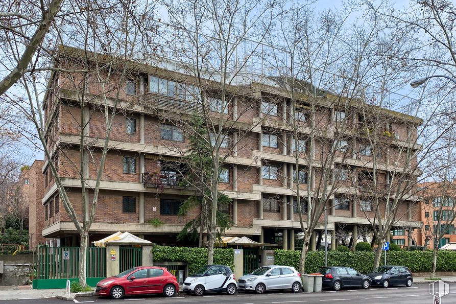 Oficina en alquiler en Calle Agastia, 44, Ciudad Lineal, Madrid, 28027 con coche, edificio, rueda, neumático, planta, cielo, vehículo, ventana, árbol y condominio alrededor