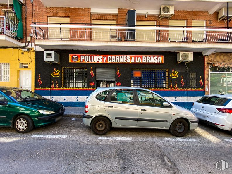 Local en alquiler y venta en Calle Ezequiel Solana, 111, Ciudad Lineal, Madrid, 28017 con coche, rueda, neumático, edificio, luz de estacionamiento automotriz, vehículo terrestre, vehículo, placa de matrícula del vehículo, ventana y vehículo motorizado alrededor