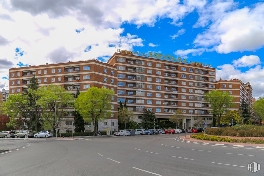 Oficina en alquiler en Calle Colombia, 63 , Chamartín, Madrid, 28016 con edificio, nube, cielo, planta, coche, árbol, diseño urbano, superficie de la carretera, ventana y bloque de pisos alrededor