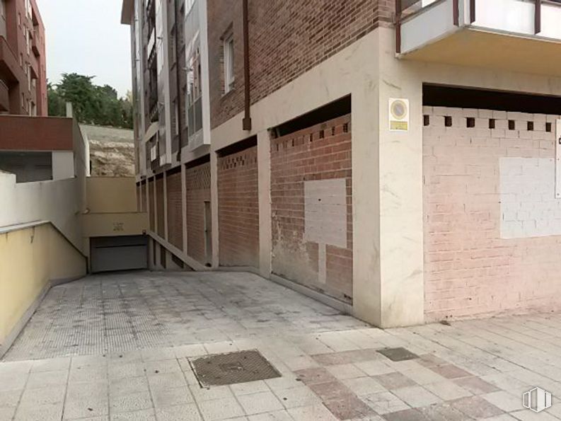 Retail for sale & for rent at Calle Agustín Rodríguez Sahagún, Ávila, 05003 with building, window, road surface, fixture, flooring, floor, building material, composite material, sidewalk and real estate around