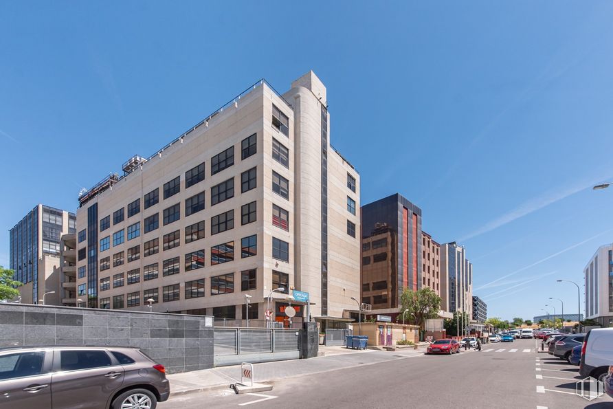 Nave en venta en Calle María Tubau, Fuencarral - El Pardo, Madrid, 28049 con coche, edificio, rueda, vehículo terrestre, cielo, neumático, propiedad, vehículo, luz de la calle y diseño urbano alrededor