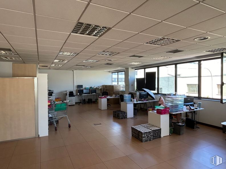 Oficina en alquiler en Calle Miguel Yuste, 17, San Blas - Canillejas, Madrid, 28037 con ventana, accesorio, hall, suelos, suelo, techo, espacio, estantería, ingeniería y mesa alrededor