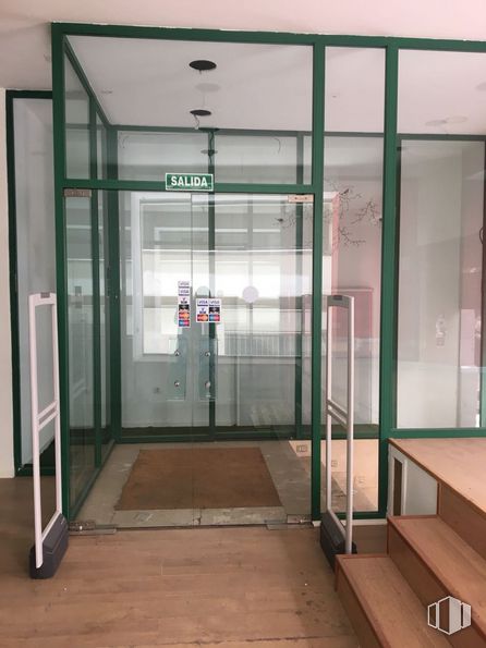 Retail for sale & for rent at Calle José Luis Álvarez de Castro, Cuenca, 16002 with building, fixture, door, architecture, wood, flooring, vehicle door, floor, automotive exterior and glass around