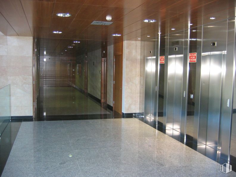 Oficina en alquiler y venta en Edificio Las Américas III, Calle Adolfo Pérez Esquivel, 3, Las Rozas de Madrid, Madrid, 28230 con accesorio, suelo, piso, material compuesto, vidrio, gas, material de construcción, mediante, aluminio y material transparente alrededor