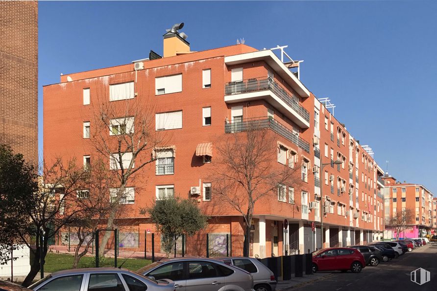 Local en alquiler y venta en Calle Jaime I El Conquistador, 3, Parla, Madrid, 28980 con coche, edificio, rueda, neumático, cielo, luz de estacionamiento automotriz, vehículo terrestre, vehículo, propiedad y ventana alrededor