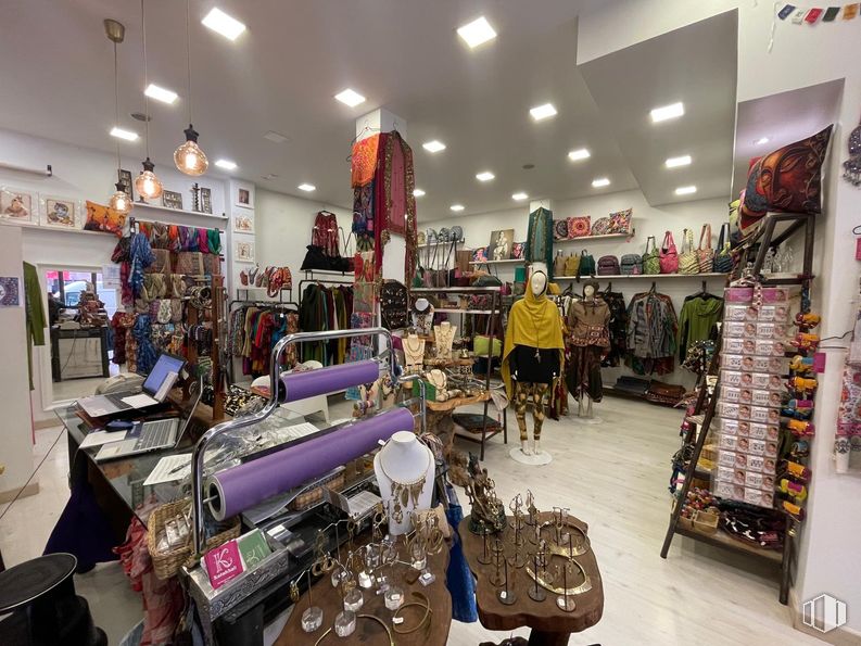 Local en venta en Calle San Marcial, Móstoles, Madrid, 28931 con persona, ropa, venta al por menor, interiorismo, textil, estante, estantería, tienda, mercado y colección alrededor