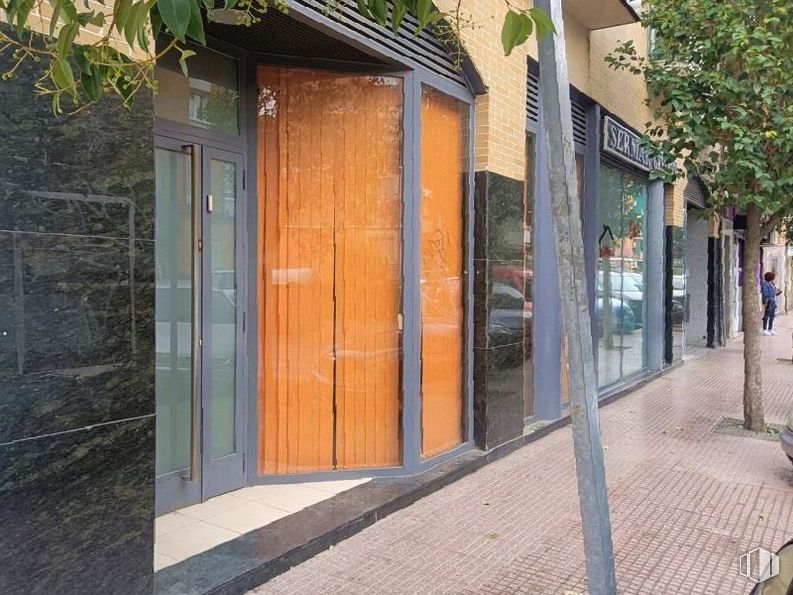 Local en alquiler y venta en Calle Polvoranca, Leganés, Madrid, 28911 con puerta, edificio, accesorio, madera, sombra, superficie de la carretera, ventana, árbol, fachada y tintes y sombras alrededor