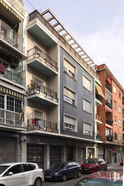 Retail for sale & for rent at Calle Banderas de Castilla, 23, Talavera de la Reina, Toledo, 45600 with car, window, building, wheel, tire, land vehicle, property, sky, vehicle and architecture around