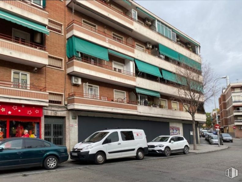 Retail for sale at Calle Martínez Seco, Villaverde, Madrid, 28021 with van, car, building, house, window, neighbourhood, apartment, town, automotive parking light and condominium around