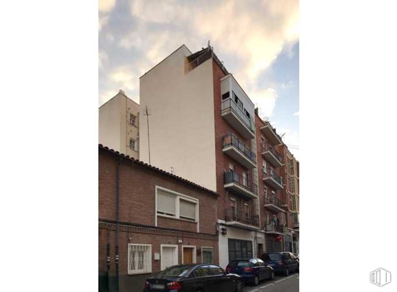 Local en venta en Calle Juan Español, Usera, Madrid, 28026 con coche, ventana, casa, edificio, nube, cielo, rueda, neumático, diseño urbano y vehículo alrededor