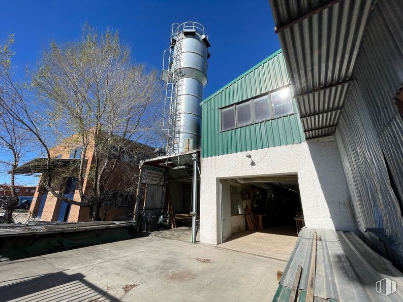 Nave en venta en Calle Anastasio Nieto, Collado Villalba, Madrid, 28400 con edificio, cielo, diseño urbano, asfalto, superficie de la carretera, fachada, ciudad, material compuesto, carretera y tejado alrededor