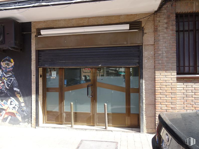 Local en alquiler en Calle Sierra de Gredos, 28, Villa de Vallecas, Madrid, 28031 con ventana, edificio, sombra, madera, accesorio, puerta, exterior del automóvil, arte, fachada y hormigón alrededor