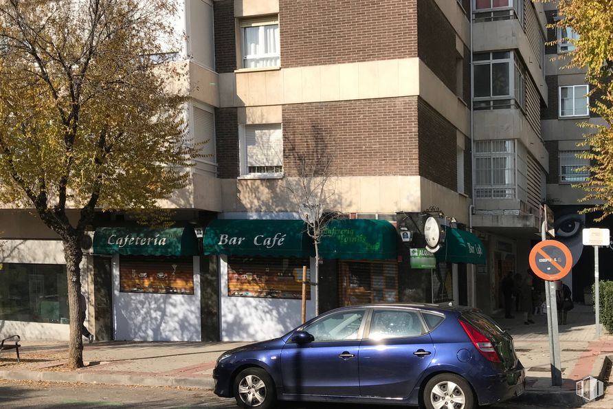 Retail for rent at Calle Villa de Marín, 1, Fuencarral - El Pardo, Madrid, 28029 with car, tire, land vehicle, wheel, building, vehicle, property, window, motor vehicle and infrastructure around