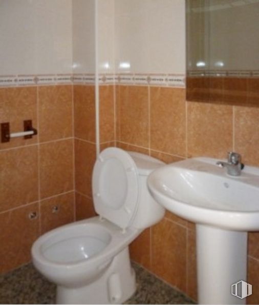 Office for sale at Calle Teniente Eloy Muro, El Casar de Escalona, Toledo, 45542 with toilet, tap, sink, bidet, brown, property, plumbing fixture, bathroom, purple and black around