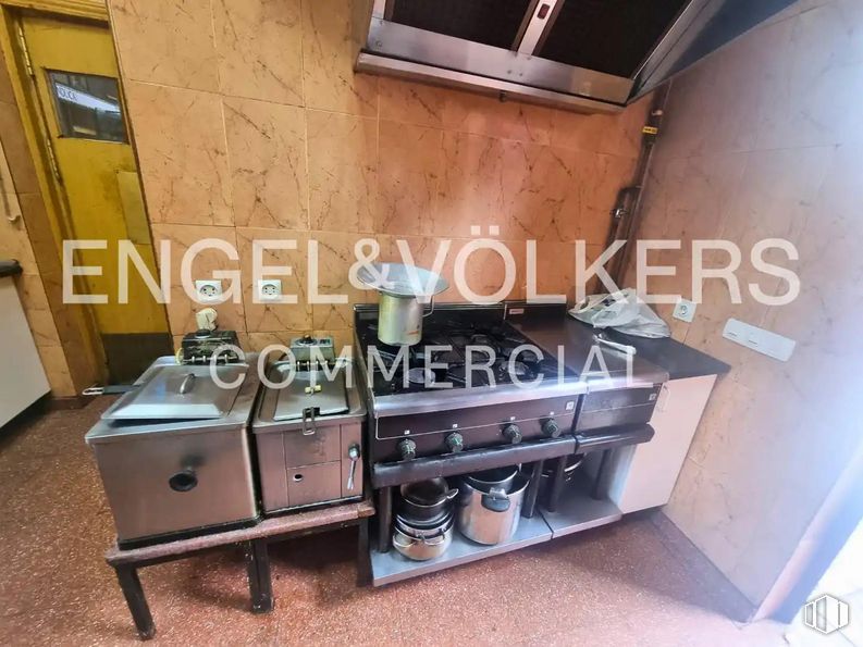 Retail for sale at Calle Querol, Ciudad Lineal, Madrid, 28033 with home appliance, kitchen appliance, gas stove, wood, kitchen stove, interior design, kitchen, house, floor and flooring around