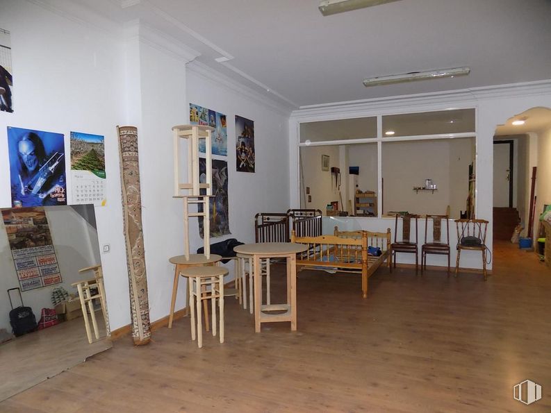 Retail for sale & for rent at Zona Avenida Reyes Católicos, Cuenca, 16003 with table, chair, lighting, person, furniture, picture frame, wood, art, flooring and floor around