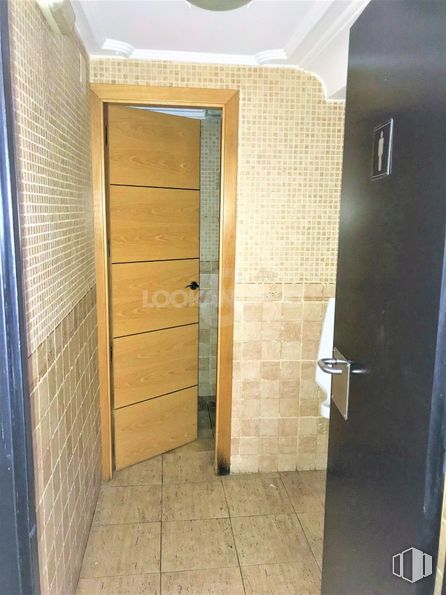 Retail for rent at Centro urbano, Talavera de la Reina, Toledo, 45600 with door, property, building, fixture, wood, house, flooring, floor, wall and handle around