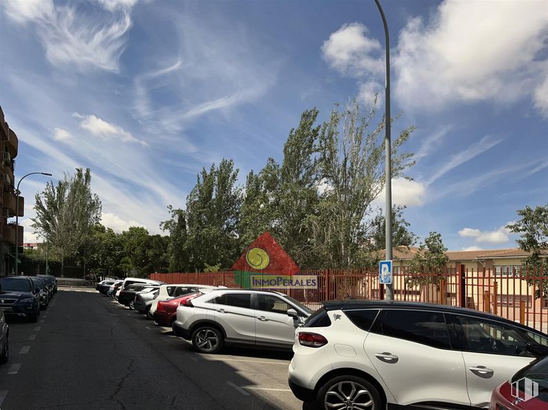 Retail for rent at Calle Getafe, 17, Parla, Madrid, 28980 with car, tire, wheel, cloud, sky, land vehicle, vehicle, motor vehicle, automotive lighting and automotive design around