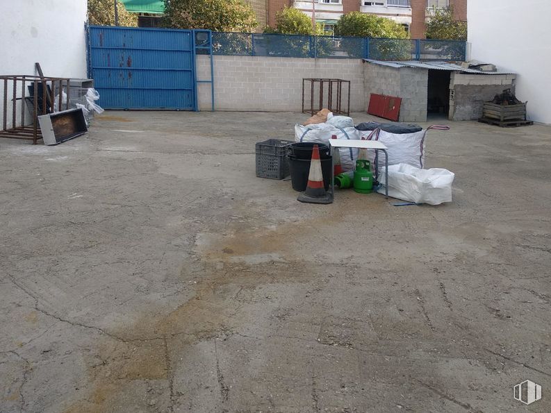 Suelo en venta en Zona Centro, Leganés, Madrid, 28911 con equipaje y bolsos, productos envasados, maleta, superficie de la carretera, asfalto, terreno, pavimentos, planta, gas y contenedor de basura alrededor