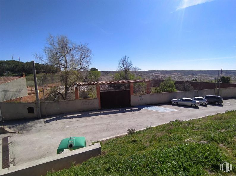 Industrial for rent at Calle Barranco, 75, Colmenar de Oreja, Madrid, 28380 with sky, plant, asphalt, road surface, tree, land lot, grass, shade, residential area and landscape around