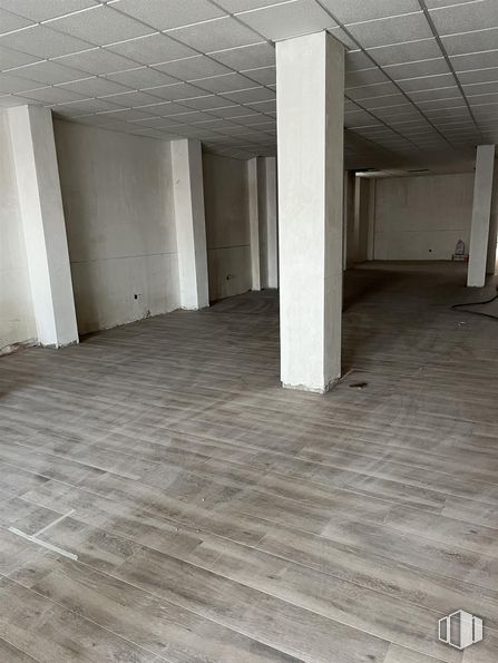 Retail for rent at Calle Tomás Luís de Victoria, 10, Ávila, 05001 with property, building, wood, hall, flooring, floor, material property, building material, composite material and hardwood around