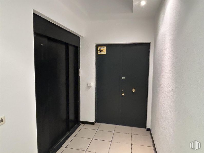 Oficina en alquiler en Pasaje Bisbal, 6, Salamanca, Madrid, 28028 con puerta, accesorio, edificio, suelo, suelos, puerta de casa, techo, madera, asa y manija de la puerta alrededor