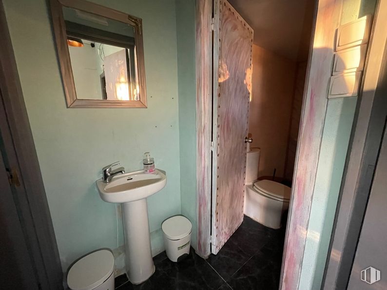 Retail for sale & for rent at Universidad, Ávila, 05003 with toilet, sink, mirror, wall, floor, flooring, plumbing fixture, door, room and plumbing around