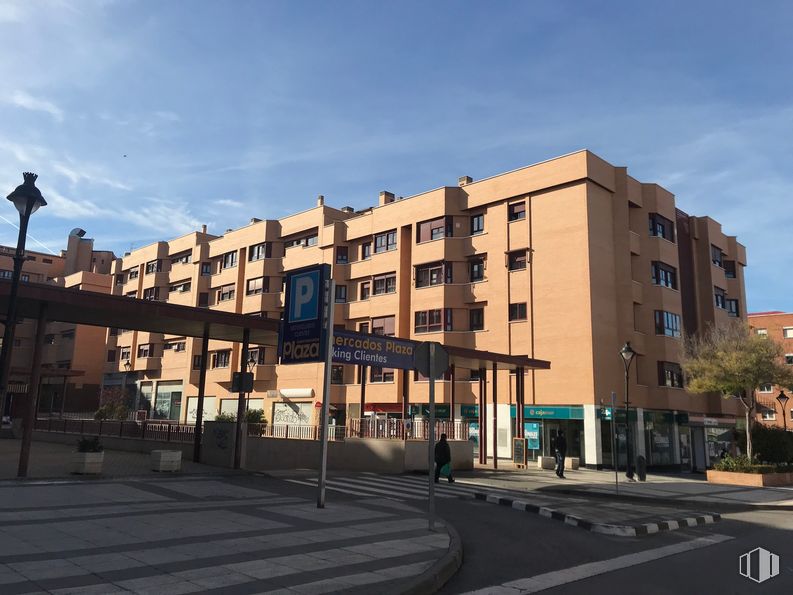 Retail for sale & for rent at Avenida Ejército, 17, Arganda del Rey, Madrid, 28500 with building, cloud, sky, window, street light, tree, urban design, road surface, condominium and facade around