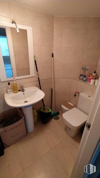 Retail for sale & for rent at Avenida de Madrid, Ávila, 05001 with toilet, sink, mirror, bathroom sink, property, plumbing fixture, tap, toilet seat, purple and bathroom around