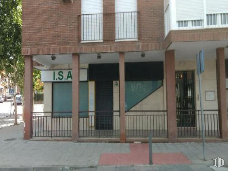 Retail for sale at Calle Talleres, Toledo, 45003 with window, building, door, property, shade, wood, residential area, road surface, facade and real estate around