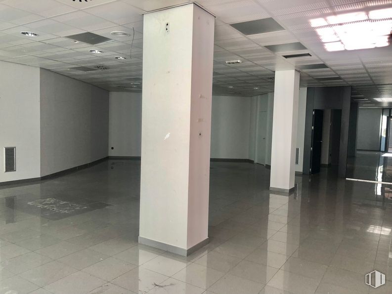 Retail for sale at Calle Ventanilla, 5, Colmenarejo, Madrid, 28270 with fixture, flooring, floor, building, hall, ceiling, glass, column, parking and composite material around