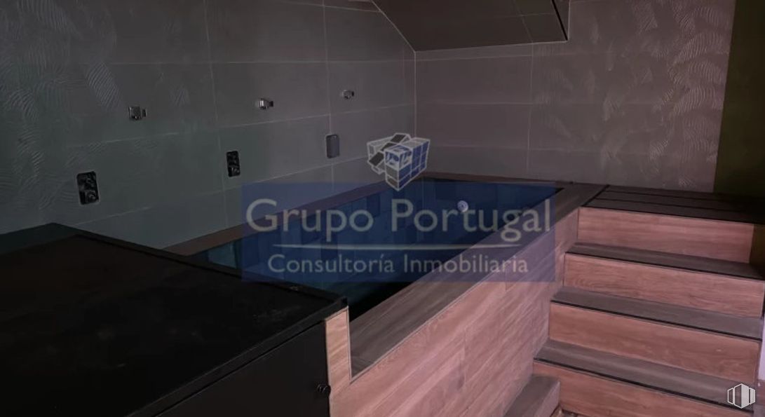 Retail for rent at Zona Prosperidad, Chamartín, Madrid, 28002 with wood, flooring, floor, wood stain, hardwood, wood flooring, tile, plywood, cabinetry and plank around