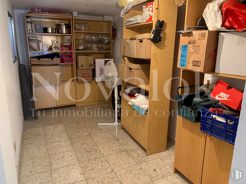 Local en venta en Calle Agustina de Aragón, Móstoles, Madrid, 28938 con productos envasados, ebanistería, equipaje y bolsos, estante, archivar, equipaje y bolsas, bolsa, edificio, madera y gafas alrededor