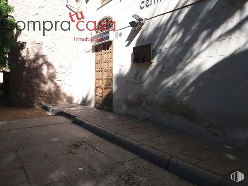 Retail for sale at Calle Juan Bravo, Segovia, 40001 with road surface, asphalt, art, plant, wall, building, tints and shades, road, sky and alley around