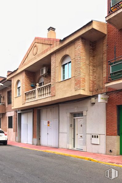 Retail for rent at Calle Paz, 11, Torrijos, Toledo, 45500 with door, window, building, sky, wood, road surface, asphalt, urban design, tire and residential area around