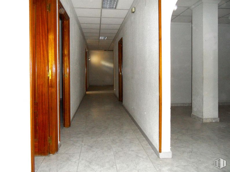 Oficina en alquiler en Calle Madrid, Getafe, Madrid, 28901 con puerta, edificio, accesorio, hall, suelo, madera, suelos, techo, material compuesto y casa alrededor