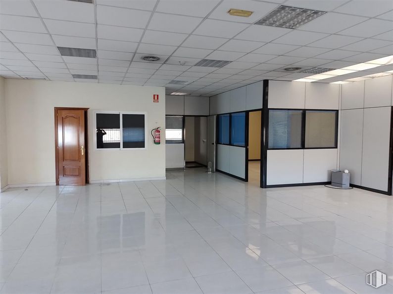 Oficina en alquiler en Calle Luis I, Villa de Vallecas, Madrid, 28031 con puerta, ventana, edificio, accesorio, interiorismo, suelo, suelos, propiedad material, inmobiliario y vidrio alrededor