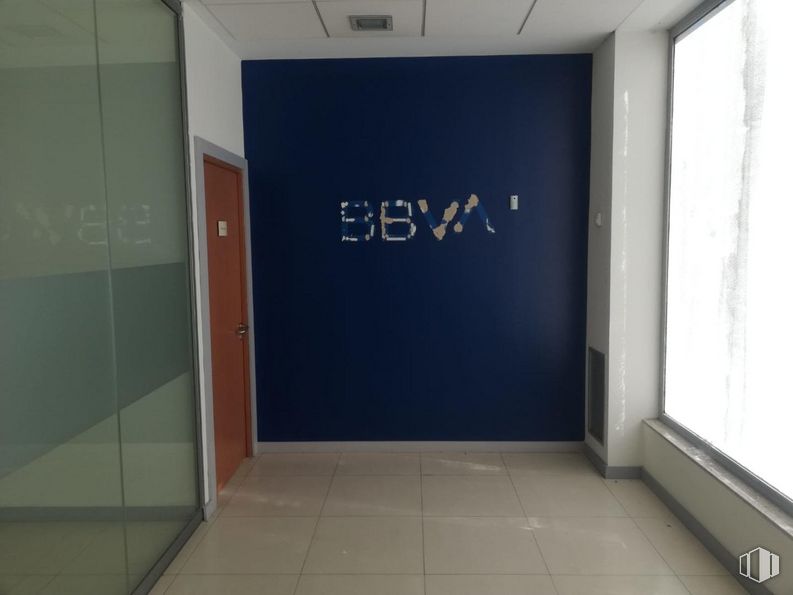 Retail for sale & for rent at Calle Gijón, Fuenlabrada, Madrid, 28942 with window, door, building, fixture, flooring, floor, glass, ceiling, electric blue and font around