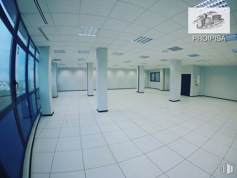 Office for sale & for rent at Calle Casas de Miravete, Villa de Vallecas, Madrid, 28031 with building, architecture, interior design, flooring, floor, fixture, wall, material property, ceiling and glass around