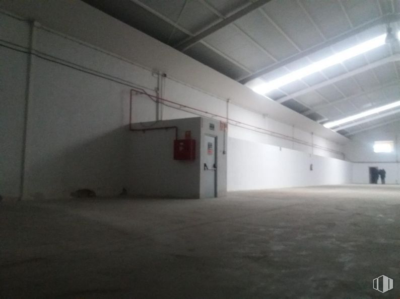 Nave en venta en Zona industrial Arganda, Arganda del Rey, Madrid, 28500 con puerta, edificio, hall, suelos, suelo, aparcamiento, techo, hormigón, material compuesto y oscuridad alrededor