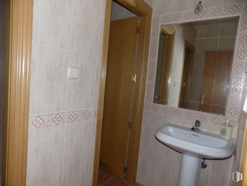 Industrial for sale at Avenida Naciones, Illescas, Toledo, 45200 with sink, mirror, brown, tap, property, bathroom sink, plumbing fixture, bathroom, wood and fluid around