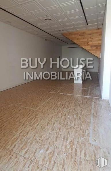 Retail for rent at Avenida Castilla La Mancha, Illescas, Toledo, 45200 with wood, beige, hall, floor, flooring, wood stain, building material, hardwood, rectangle and ceiling around