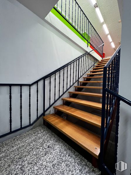 Retail for rent at Casco urbano, Arganda del Rey, Madrid, 28500 with stairs, fixture, wood, interior design, floor, line, rectangle, flooring, handrail and ceiling around