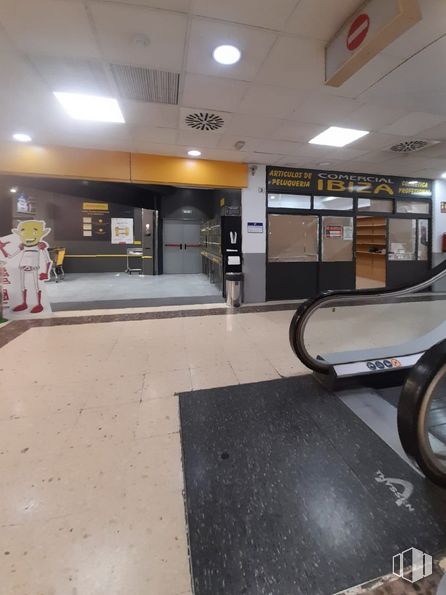 Local en alquiler y venta en Centro Comercial Zoco, Calle Santa Teresa, 1, Arganda del Rey, Madrid, 28500 con neumático, rueda, edificio, piso, pavimento, asfalto, planta, gas, aparcamiento y vehículo alrededor