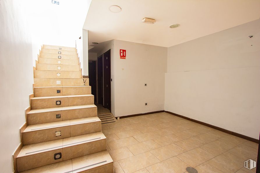 Retail for rent at Calle Monjitas, 5, Majadahonda, Madrid, 28220 with building, stairs, fixture, wood, interior design, floor, door, flooring, hall and hardwood around