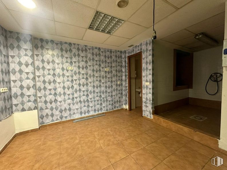 Retail for sale at Calle Jorge Torner, Cuenca, 16004 with wood, floor, hall, flooring, fixture, ceiling, door, glass, tile flooring and event around