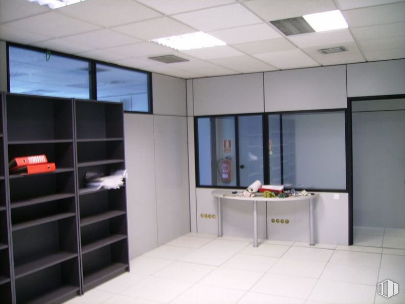 Oficina en alquiler en Calle Verano, 41, Torrejón de Ardoz, Madrid, 28850 con estantería, escritorio, mesa, accesorio, interiorismo, suelos, suelo, edificio, techo y diseño automovilístico alrededor