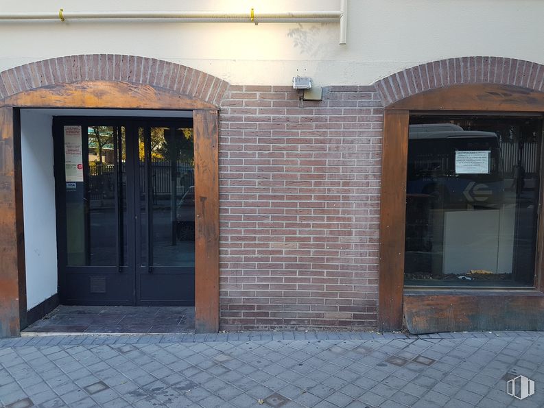 Local en venta en Calle Guzmán El Bueno, 116, Chamberí, Madrid, 28003 con puerta, edificio, accesorio, madera, ladrillo, albañilería, superficie de carretera, puerta de casa, fachada y material compuesto alrededor